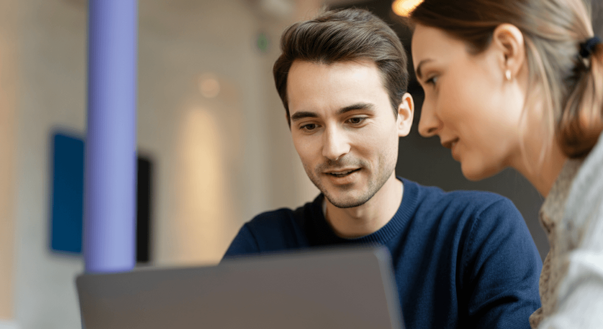 Man och kvinna framför en laptop